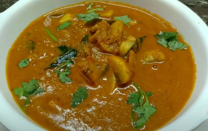 காளான் குழப்பு செய்யும் போது பெரிய வெங்காயத்திற்கு பதில் சின்ன வெங்காயம் மற்றும் வரமிளகாயை சேர்த்து டேஸ்ட் அட்டகாசமாக இருக்கும்.