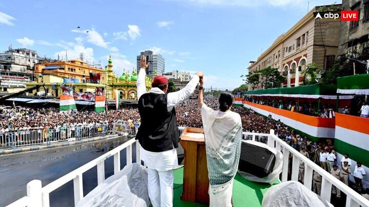 पश्चिम बंगाल की मुख्यमंत्री ममता बनर्जी ने रविवार (21 जुलाई) को कोलकाता के एस्प्लेनेड में शहीद दिवस रैली की. रैली को ममता बनर्जी और तृणमूल कांग्रेस नेताओं के अलावा समाजवादी पार्टी के मुखिया अखिलेश यादव ने भी संबोधित किया. पश्चिम बंगाल में लोकसभा और विधानसभा उपचुनाव में एकतरफा जीत के बाद टीएमसी की यह पहली बड़ी रैली है. इसमें लाखों कार्यकर्ता शामिल हुए. ममता हर साल शहीद दिवस रैली के मंच से पार्टी की रणनीति की घोषणा करती हैं.