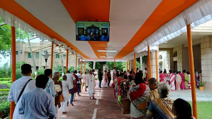 প্রতি বছরের মত এবারও অত্যন্ত ভক্তি শ্রদ্ধায় ভাব গম্ভীর পরিবেশে বেলুড় মঠে গুরু পূর্ণিমা পালন।