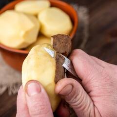 Potato Peels: ਆਲੂ ਦੇ ਛਿਲਕੇ ਘਰ ਦੀ ਸਫ਼ਾਈ 'ਚ ਮਦਦਗਾਰ, ਕਿਸੇ ਵੀ ਕਲੀਨਰ ਦੀ ਨਹੀਂ ਪਵੇਗੀ ਲੋੜ, ਜਾਣੋ ਇਹ ਖਾਸ ਟਿਪਸ