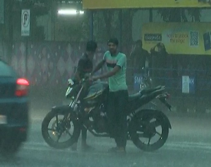 Surat Rains: સુરતમાં સમી સાંજે ભારે પવન સાથે ધોધમાર વરસાદ, શહેરમાં પ્રસરી ઠંડક