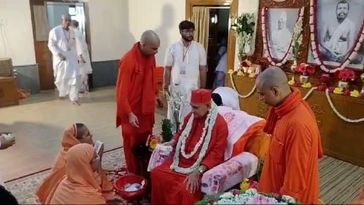 এদিন রামকৃষ্ণ মঠ ও মিশনের অধ্যক্ষ স্বামী গৌতমানন্দজি মহারাজকে প্রণাম জানিয়ে গুরু পূর্ণিমা উদযাপন বেলুড় মঠে।