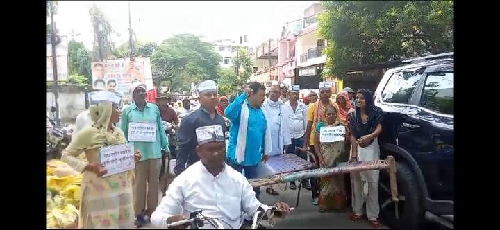 वहीं बीजेपी सांसद को अपनी दस सूत्रीय मांगों को लेकर अकबरपुर लोकसभा सांसद देवेंद्र सिंह भोले के घर वो ज्ञापन देने पहुंचे थे. लेकिन आरोप है कि सांसद जी ने उन्हे अच्छे व्यवहार के साथ मुलाकात नहीं की. जिसके चलते वो अपने संगठन के साथ वापस निराश होकर लौट गए.