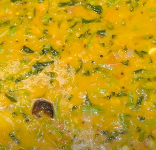 செய்முறை: முதலில் ஊறவைத்த பருப்பு, வெங்காயம், தக்காளி, பச்சை மிளகாய், பூண்டு பல், புளி, மஞ்சள்தூள், உப்பு, மிளகாய் தூள் அனைத்தையும் பிரஷர் குக்கரில் சேர்த்து தேவையான அளவு தண்ணீர் ஊற்றி நான்கு முதல் ஐந்து விசில் வரும் வரை காத்திருக்கவும்.