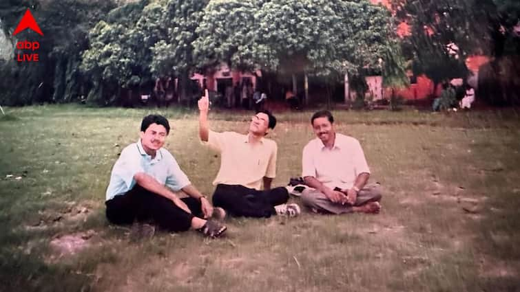 Anupam Roy shares old photo at Jadavour Entertainment Update News Tollywood News: যাদবপুরের মাঠে বসে ৩ তরুণ, এর মধ্যে একজন নামকরা সঙ্গীতশিল্পী! চিনতে পারছেন?