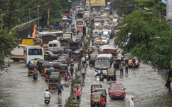 Mumbai rains air services mumbai airport affected due to heavy rains cm eknath shinde alerted officials  Mumbai Rain: મુંબઈમાં ભારે વરસાદથી હવાઈ સેવા પ્રભાવિત, CM શિંદેએ અધિકારીઓને કર્યા એલર્ટ 