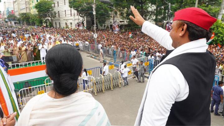 সমাজবাদী পার্টির প্রধান অখিলেশ যাদবকে সঙ্গে নিয়ে ২১-এর মঞ্চ থেকে দেশজুড়ে বিজেপির বিরুদ্ধে লড়াইয়ের প্রতিশ্রুতি তৃণমূল সুপ্রিমো মমতা বন্দ্যোপাধ্যায়ের।(ছবি সৌজন্য -এআইটিসি)