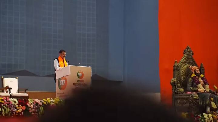 खोटं फार काळ टिकत नाही, खोट्याचा फुगा आम्ही फोडायला सुरुवात केली आहे. विधान परिषदेत आम्ही टाचणी लावलीय, हे म्हणत होते महायुतीचे आमदार फुटणार अरे तुमचे 20 कधी फुटले हे तुम्हाला कळले नाही, असे म्हणत फडणवीसांनी महाविकास आघाडीतील विरोधकांना लक्ष्य केलं.