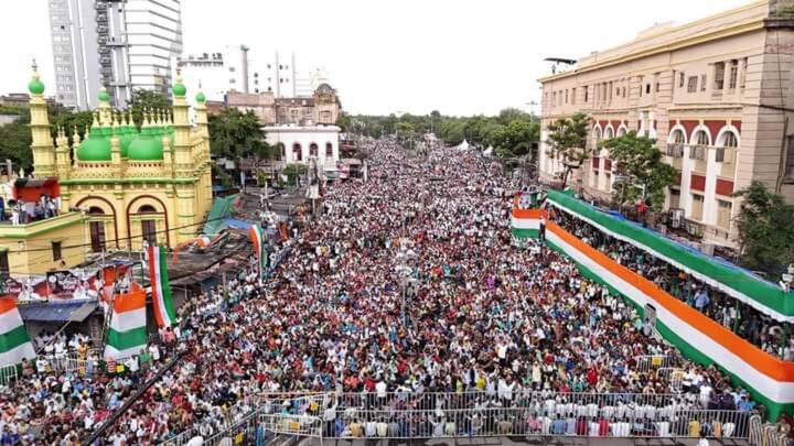 অসংখ্য মানুষের ভিড়ে কয়েক ঘণ্টার জন্য গোটা কলকাতাজুড়ে প্রায় স্তব্ধ হয়ে গেছিল যান চলাচল। ধর্মতলা ও তার আশপাশের এলাকায় চোখে পড়ছিল শুধু মানুষের কালো মাথা।(ছবি সৌজন্য -এআইটিসি)