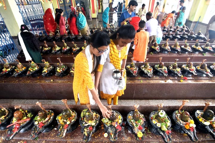 ভগবান শিব-পার্বতীর মূর্তি বা ছবি, ফুল, পুজোর পাত্র, দই, পঞ্চ রস, সুগন্ধি, বিল্বপত্র, ধতুরা, শণ, বরই, পঞ্চ ফল, পাঁচ মেওয়া, রত্ন, সোনা, রূপা, আম। মঞ্জরী, মন্দার ফুল, কাঁচা গরুর দুধ, কর্পূর, ধূপ, প্রদীপ, তুলা, চন্দন, খাঁটি দেশি ঘি, পাঁচটি মিষ্টি, মধু, গঙ্গাজল, পবিত্র জল, মেকআপ সামগ্রী এবং শিব ও মা পার্বতীর দক্ষিণা।