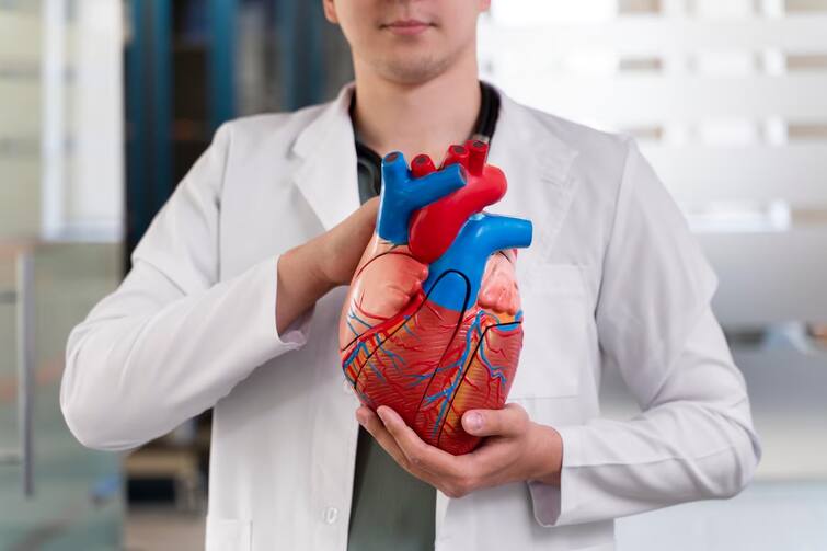 If someone in front of you has a heart attack do this first thing, your life will be saved Heart Attack:  આપની સામે કોઇને હાર્ટ અટેક આવે તો સૌ પ્રથમ કરો આ કામ, બચી જશે જીવ
