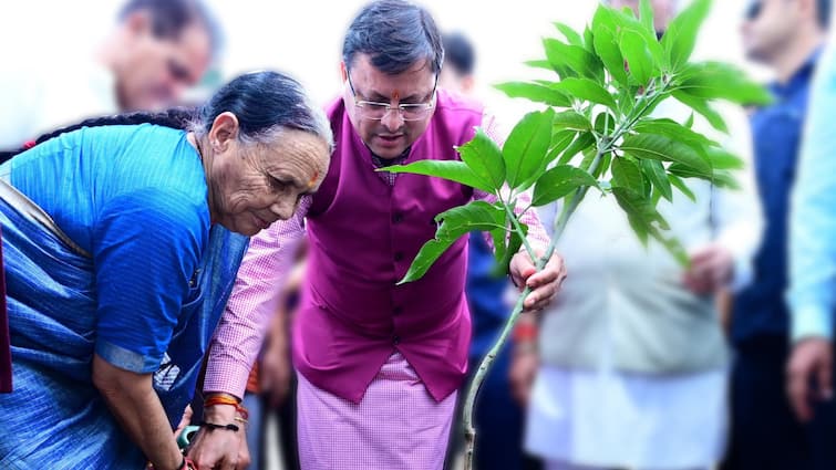 CM Pushkar Singh Dhami planted trees with his mother on Guru Purnima ann गुरु पूर्णिमा पर CM धामी ने अपनी मां के साथ किया पौधारोपण, लोगों से की पेड़ लगाने की अपील