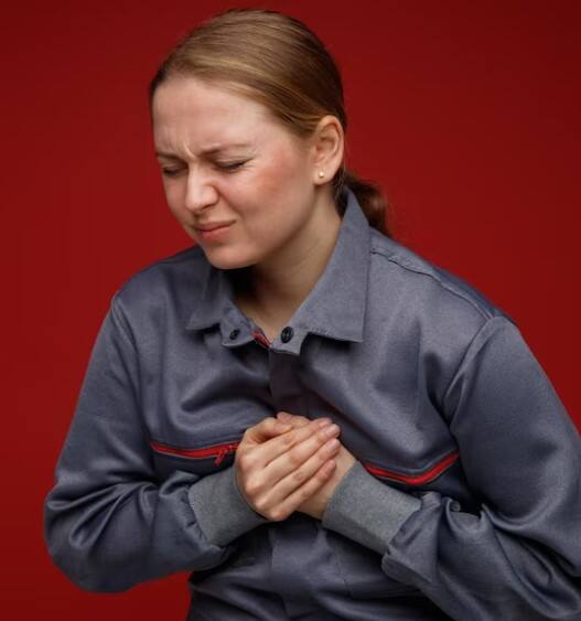 ਜੇਕਰ ਅੱਜ ਤੁਹਾਡੇ ਸਾਹਮਣੇ ਕਿਸੇ ਨੂੰ ਦਿਲ ਦਾ ਦੌਰਾ ਪੈਂਦਾ ਹੈ ਤਾਂ ਸਭ ਤੋਂ ਪਹਿਲਾਂ ਉਸ ਨੂੰ ਕਿਸੇ ਸਮਤਲ ਜਗ੍ਹਾ 'ਤੇ ਸਿੱਧਾ ਲੇਟਾਓ। ਜੇਕਰ ਕੋਈ ਵਿਅਕਤੀ ਬੇਹੋਸ਼ ਹੋ ਗਿਆ ਹੋਵੇ ਤਾਂ ਨਬਜ਼ ਚੈੱਕ ਕਰੋ। ਜੇਕਰ ਨਬਜ਼ ਬਿਲਕੁਲ ਵੀ ਮਹਿਸੂਸ ਨਾ ਹੋਵੇ ਤਾਂ ਸਮਝੋ ਕਿ ਵਿਅਕਤੀ ਨੂੰ ਦਿਲ ਦਾ ਦੌਰਾ ਪੈ ਗਿਆ ਹੈ। ਕਿਉਂਕਿ ਦਿਲ ਦੇ ਦੌਰੇ ਵਿੱਚ ਦਿਲ ਦੀ ਧੜਕਣ ਬੰਦ ਹੋ ਜਾਂਦੀ ਹੈ, ਇਸ ਲਈ ਨਬਜ਼ ਨਹੀਂ ਲੱਭੀ ਜਾ ਸਕਦੀ।