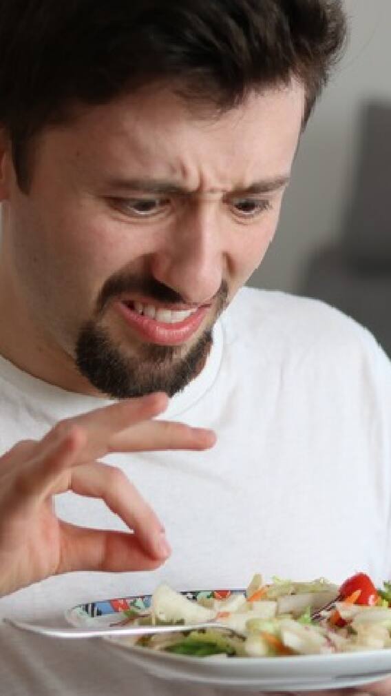 जेवताना ताटात केस आला तर...कोणता संकेत मिळतो?