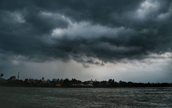 আজ একুশে জুলাই দক্ষিণবঙ্গের সব জেলাতেই  বৃষ্টির সম্ভাবনা। বজ্রবিদ্যুৎ সহ হালকা মাঝারি বৃষ্টি হবে। বৃষ্টির সম্ভাবনা বেশি পূর্ব মেদিনীপুর উত্তর ও দক্ষিণ চব্বিশ পরগনা এবং মুর্শিদাবাদ ও নদীয়া জেলাতে।