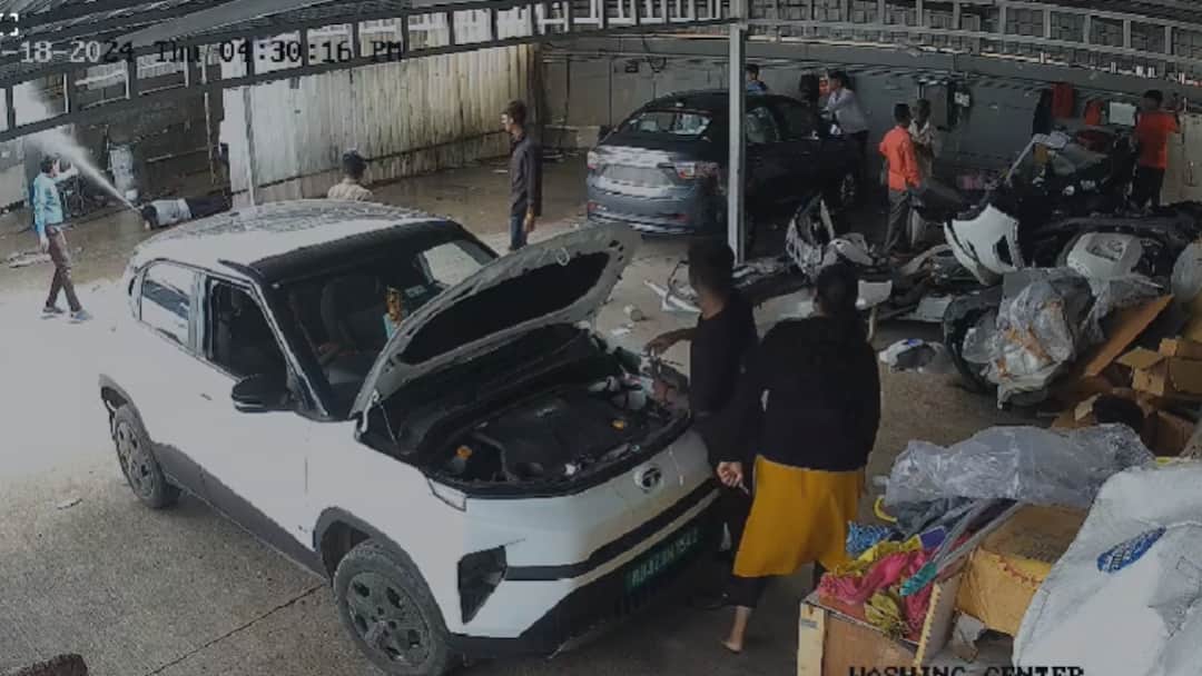 Pune News Baramati Washing centre worker died due to electric shock captured in CCTV Pune News: वॉशिंग सेंटरमध्ये काम करणाऱ्या मुलाचा शॉक लागून मृत्यू, पोलिसांकडे दिली चक्कर येऊन मृत्यू झाल्याची तक्रार, सीसीटीव्ही कॅमेरॅत घटना कैद