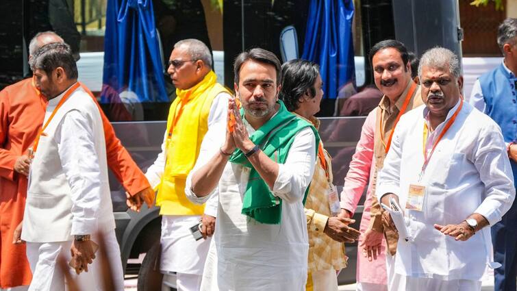 Jayant Chaudhary: 'क्या अब कुर्ते पर भी...', योगी सरकार के नेम प्लेट वाले फैसले पर भड़के जयंत चौधरी Jayant Chaudhary target Yogi Adityanath on Name Plate issue Jayant Chaudhary: 'क्या अब कुर्ते पर भी...', योगी सरकार के नेम प्लेट वाले फैसले पर भड़के जयंत चौधरी
