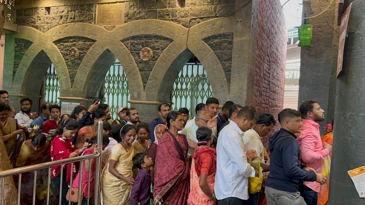 सोलापूरतल्या अक्कलकोट येथे दरवर्षी स्वामी समर्थांचे (Swami Samarth) भक्त मोठ्या संख्येने येत असतात.