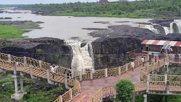 Nanded News Sahastrakund waterfall active due to Vidarbha rain Painganga river waterflow tourists attraction to waterfall Nanded: विदर्भात झालेल्या संततधार पावसाने नांदेडचा सहस्त्रकुंड धबधब्यानं घेतलं आक्राळविक्राळ रुप, निसर्गाचं रुपडं डोळ्यात साठवण्यासाठी पर्यटकांची पावलं धबधब्याकडे..