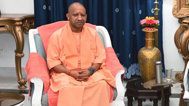 कांवड़ यात्रा को लेकर मुख्यमंत्री योगी आदित्यनाथ के आदेश का असर अब बाकी राज्य में भी नजर आने लगा है. मध्य प्रदेश और बिहार में भी ऐसी ही मांगे उठ रही है. सीएम योगी आदित्यनाथ के एक फैसले ने देश के सियासी मिजाज को पूरी तरह बदल कर रख दिया. ऐसे मौके पर जहां यूपी में उपचुनाव होने वाले हैं. अब सवाल यह है की कांवड़ यात्रा की नेम प्लेट मामले का असर उपचुनाव में भी देखने मिल सकता है क्या?