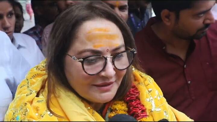 रविवार को अभिनेत्री जया प्रदा भगवान महाकाल का दर्शन करने के लिए पहुंचीं. महाकालेश्वर मंदिर में जया प्रदा को प्रोटोकॉल के तहत एंट्री कराई गई. महाकालेश्वर मंदिर समिति के सहायक प्रशासक मूलचंद जूनवाल ने बताया कि जया प्रदा की पूजा अर्पित गुरु ने कराई.