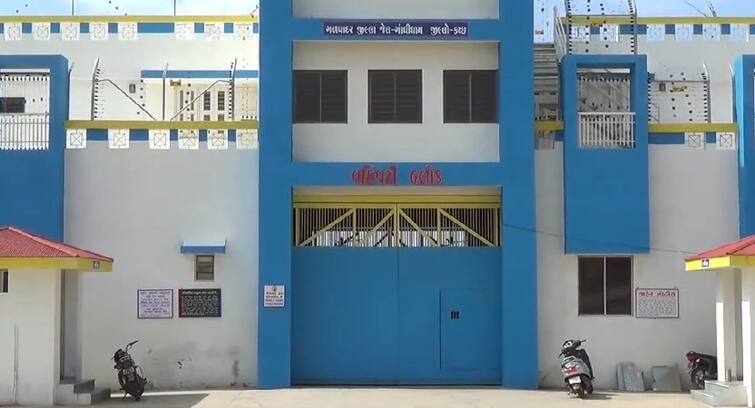 Police raid in Gandhidham jail  Kutch: જેલમાં બુટલેગરની દારૂની મહેફિલથી ખળભળાટ, 50 હજાર રોકડા-મોબાઈલ મળ્યો