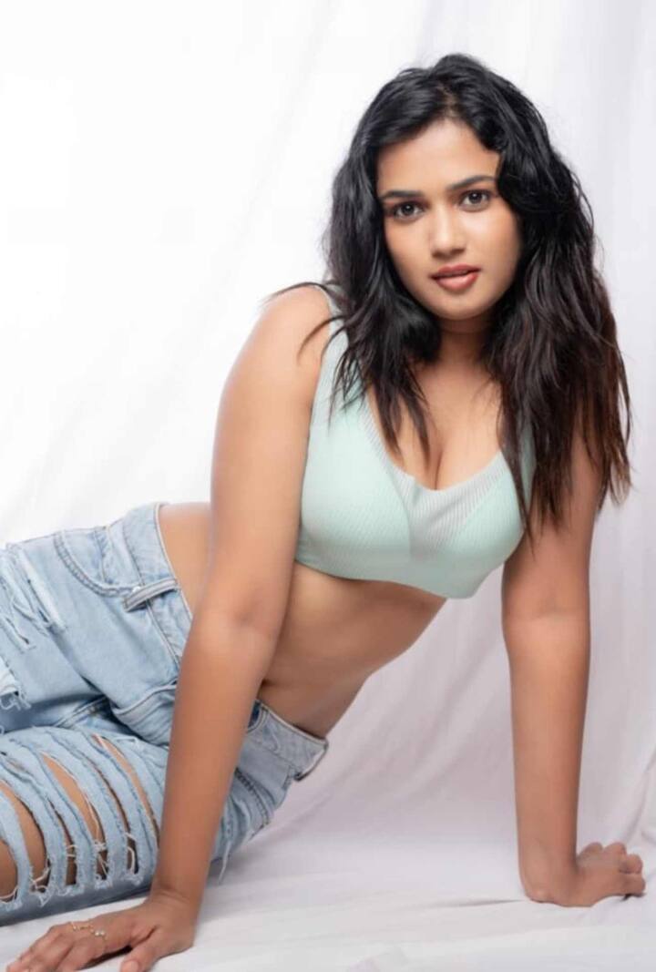 తాజాగా ఈ ముద్దుగుమ్మ షేర్ చేసిన హాట్ ఫోటోలు కుర్రాళ్లను క్లీన్ బౌల్ట్ చేస్తున్నాయి. Photo Credit: Ariyana Glory/Instagram