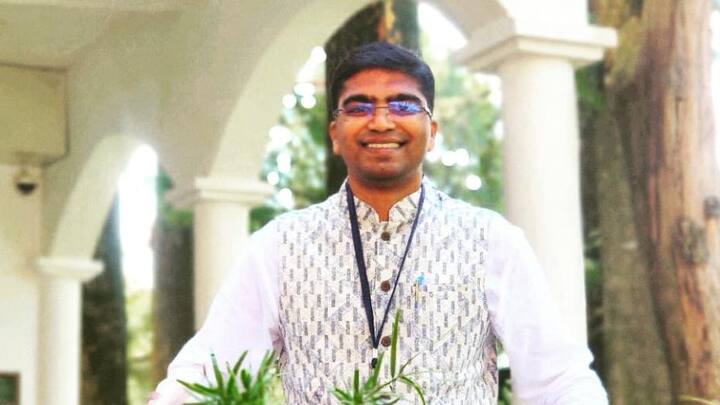 বিহারে রাস্তাঘাট ভাল ছিল না, বিদ্যুৎ ছিল না বহু গ্রামে। বক্সার জেলার নওয়ানগড় জেলার স্কুলে পড়াশোনা করেছেন তিনি।    ছবি- ইনস্টাগ্রাম