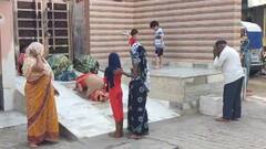 गुरु पूर्णिमा पर आगरा में उमड़े 'भोले बाबा' के भक्त, बंद आश्रम के गेट पर टेक रहे माथा