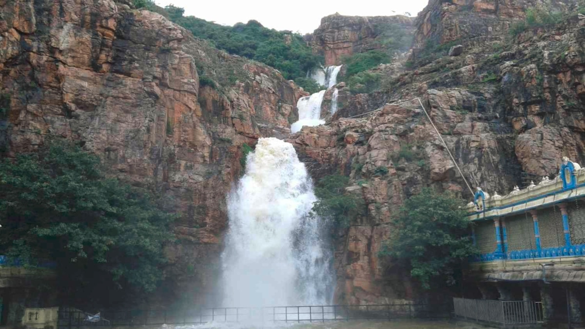 Waterfalls Near Tirupati : తిరుపతికి అతి సమీపంలోనే ప్రఖ్యాత జలపాతాలు, దేవుడి దర్శనానికి వెళ్లినప్పుడు వీటిపైనా  ఓ లుక్కేయండి