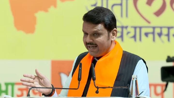 2024 च्या निवडणुकीत जनता आपल्या पाठीशी असेल, 2024 ची निवडणूक आपण चार लोकांच्या विरोधात लढत होतो फेक नरेटीव्ह सोबत आपण लढत होतो. केवळ, 0.३ टक्क्यांनी आपल्या जागा कमी झालेल्या आहेत,असेही फडणवीसांनी म्हटले.