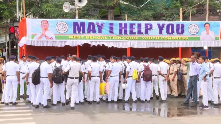 মঞ্চের দ্বিতীয় ভাগ দৈর্ঘ্য়ে ৪৮ ফুট ও প্রস্থে ২৪ ফুট। যেখানে থাকবেন শহিদ পরিবারের সদস্য়রা। তৃতীয় স্তরের দৈর্ঘ্য় ৪০ ফুট ও প্রস্থ ২৪ ফুট। যেখানে থাকবেন বিধায়ক, কাউন্সিলর ও দলীয় নেতারা। মঞ্চে ওঠার জন্য় এবার তৈরি করা হয়েছে একটি।