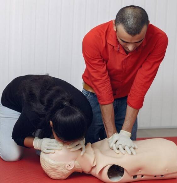 ਇਸ ਤੋਂ ਬਾਅਦ ਛਾਤੀ ਨੂੰ ਪੰਪ ਕਰਕੇ ਛਾਤੀ ਨੂੰ ਸੰਕੁਚਿਤ ਕੀਤਾ ਜਾਂਦਾ ਹੈ। ਅਜਿਹਾ ਕਰਨ ਨਾਲ ਦਿਲ ਦੀ ਧੜਕਣ ਫਿਰ ਤੋਂ ਸ਼ੁਰੂ ਹੋ ਜਾਂਦੀ ਹੈ। ਹਥੇਲੀ ਨਾਲ ਛਾਤੀ ਨੂੰ 1-2 ਇੰਚ ਤੱਕ ਦਬਾਓ, ਇਸ ਨੂੰ ਇੱਕ ਮਿੰਟ ਵਿੱਚ ਸੌ ਵਾਰ ਕਰੋ। ਇਸ ਤਰ੍ਹਾਂ ਤੁਸੀਂ ਕਿਸੇ ਦੀ ਜਾਨ ਬਚਾਅ ਸਕਦੇ ਹੋ।