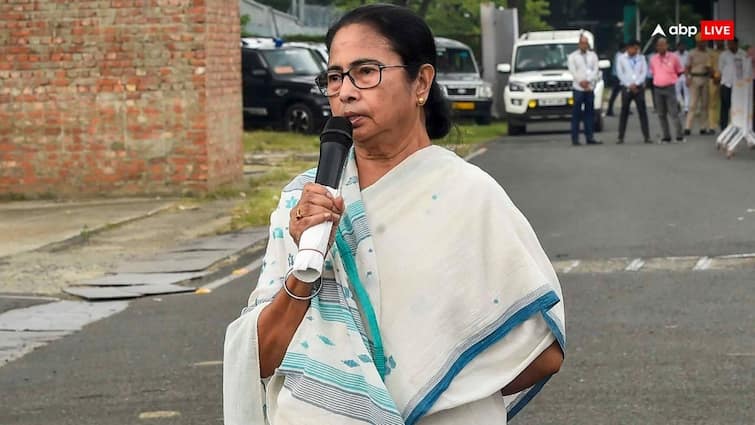 West Bengal CM Says People Stuck In Bangladesh not to worry we will get him back ‘बांग्लादेश में फंसे लोग चिंता न करें, हम लाएंगे वापस’, पड़ोसी देश में हिंसा को लेकर बोलीं ममता बनर्जी