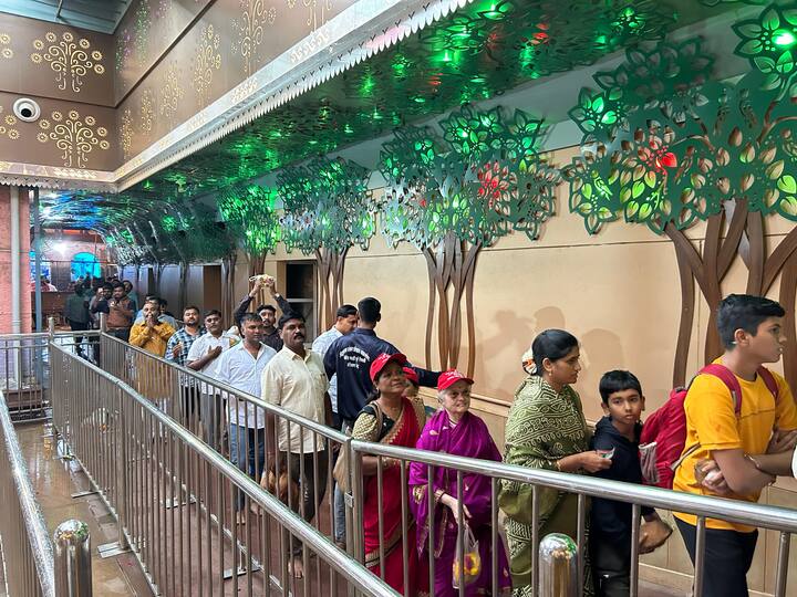 अगदी रात्री पासूनच अनेक भक्तगण दर्शनासाठी आणि आरतीसाठी हजर होते.
