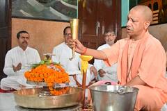 गुरु पूर्णिमा पर सीएम योगी ने किया गुरु गोरखनाथ का विशिष्ट पूजन, वैदिक मंत्रोच्चार के बीच की पूजा