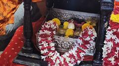 Guru purnima 2024 : स्वामी समर्थांच्या हातातील सूर्यमणी पाहिलात का? अक्कलकोटमध्ये स्वामींच्या पादुका दर्शनासाठी गर्दी