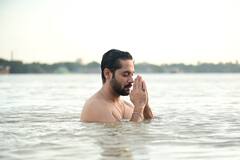 Vikram Chatterjee: নতুন ছবির সাফল্য কামনায় রবি-সকালে গঙ্গাস্নান বিক্রমের