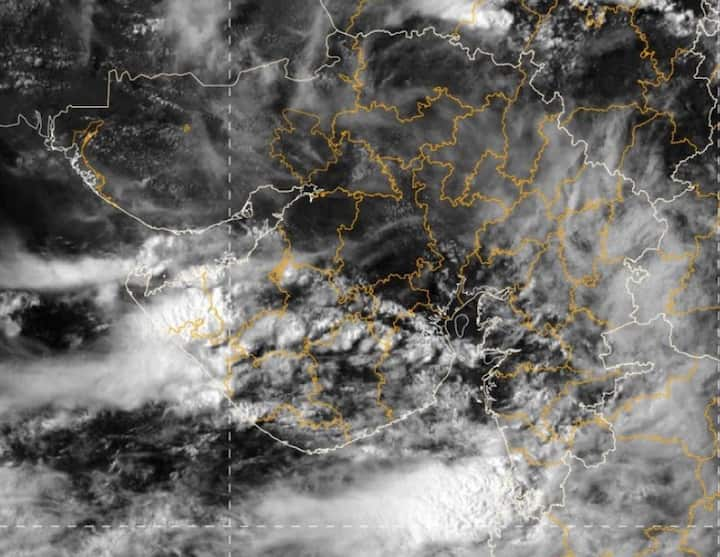 Gujarat Rain Alert: હવામાન વિભાગ દ્વારા આગામી ત્રણ કલાક માટે ગુજરાતના કેટલાક ભાગોમાં વરસાદની આગાહી કરવામાં આવી છે.