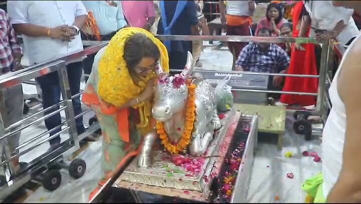 फिल्म अभिनेत्री जया प्रदा गुरु पूर्णिमा के अवसर पर उज्जैन पहुंचीं. उज्जैन में उन्होंने बाबा महाकाल के दर पर हाजिरी दी. उन्होंने विधि विधान से बाबा महाकाल की पूजा अर्चना की. मीडिया से चर्चा करते हुए जया प्रदा ने बताया कि इंदौर आने पर महाकाल के दरबार में हाजिरी लगाना याद रहता है.