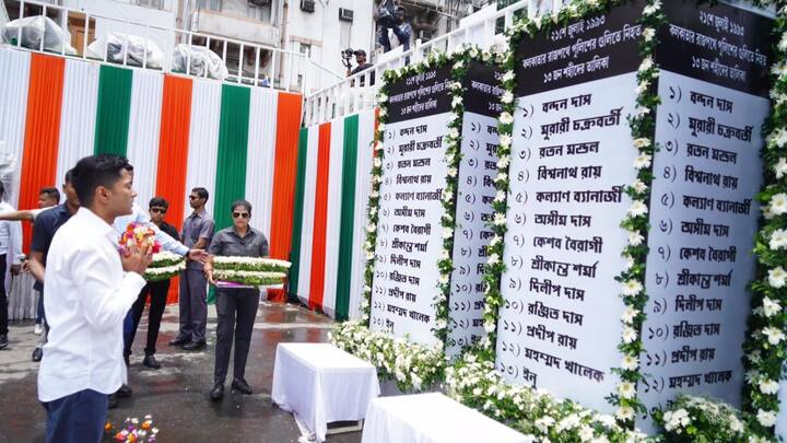 ধর্মতলায় সমাবেশের মঞ্চে ওঠার আগে ১৯৯৩ সালে ২১ জুলাই শহিদ হওয়া ১৩ জনের স্মৃতিতে তৈরি হওয়া বেদির সামনে ফুল নিবেদন করেন অভিষেক বন্দ্যোপাধ্যায়।(ছবি সৌজন্য -এআইটিসি)