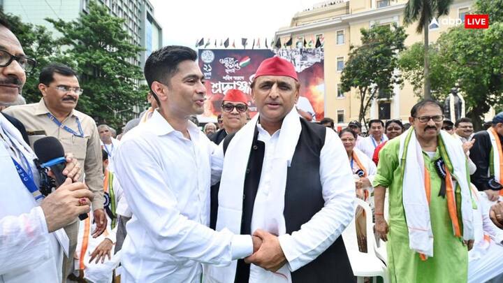 इस दौरान सपा सुप्रीमो ने कोलकाता में टीएमसी नेता अभिषेक बनर्जी से मुलाकात की. वहीं, अभिषेक बनर्जी ने रैली में कहा कि जिन्होंने कहा था अबकी बार 400 पार, वे 240 पर ही रुक गए. जिन्होंने बंगाल में कहा था कि अबकी बार 200 पार उन्हें जनता और तृणमूल कांग्रेस के समर्थकों ने 70 पर रोक दिया है. उन्होंने कहाकि भाजपा के पास ईडी, सीबीआई जैसी सभी एजेंसियां हैं लेकिन तृणमूल के पास जनता जनार्दन और तृणमूल कर्मी हैं.