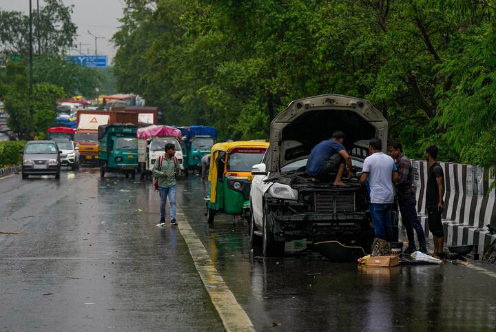 मौसम विभाग ने दिल्ली में रविवार को बादल छाए रहने और गरज के साथ हल्की बारिश होने की संभावना जताई है.