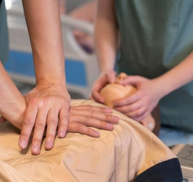 ਉਸ ਦੇ ਦਿਲ ਨੂੰ ਦੋ-ਤਿੰਨ ਮਿੰਟਾਂ ਵਿਚ ਮੁੜ ਸੁਰਜੀਤ ਕਰਨਾ ਜ਼ਰੂਰੀ ਹੈ, ਨਹੀਂ ਤਾਂ ਆਕਸੀਜਨ ਦੀ ਕਮੀ ਕਾਰਨ brain damage ਹੋ ਸਕਦਾ ਹੈ। ਅਜਿਹੇ 'ਚ ਜੇਕਰ ਦਿਲ ਦਾ ਦੌਰਾ ਪੈ ਜਾਵੇ ਤਾਂ ਤੁਰੰਤ ਛਾਤੀ 'ਤੇ ਜ਼ੋਰ ਨਾਲ ਮੁੱਕਾ ਮਾਰੋ। ਉਸ ਨੂੰ ਉਦੋਂ ਤੱਕ ਦਬਾਉਂਦੇ ਰਹੋ ਜਦੋਂ ਤੱਕ ਉਹ ਹੋਸ਼ ਵਿੱਚ ਨਹੀਂ ਆ ਜਾਂਦਾ। ਇਸ ਨਾਲ ਉਸ ਦਾ ਦਿਲ ਫਿਰ ਤੋਂ ਕੰਮ ਕਰਨਾ ਸ਼ੁਰੂ ਕਰ ਦੇਵੇਗਾ।