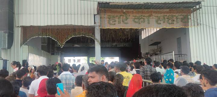 पवित्र सावन माह को लेकर मंदिरों में खासा उत्साह देखा जा रहा है. इसी कड़ी में सीकर में स्थिति प्रसिद्ध खाटूश्याम जी मंदिर में सावन महीने से एक दिन पहले बड़ी संख्या में भक्तों की भीड़ उमड़ पड़ी है.