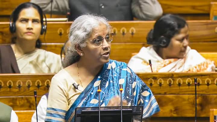 पहले बजट को लाल थैले में पेश किया जाता था जिसे बाद में बदल कर पेपरलेस कर दिया गया. साल 2021 से लगातार पेपरलेस बजट पेश किया जा रहा है.