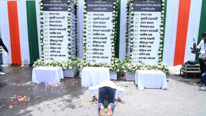 ১৩ জন শহিদের স্মৃতিতে তৈরি হওয়া স্মারক বেদির সামনে সাষ্টাঙ্গে প্রণাম জানান তৃণমূল কংগ্রেসের সাধারণ সম্পাদক ও ডায়মন্ড হারবারের সাংসদ অভিষেক বন্দ্যোপাধ্যায়।(ছবি সৌজন্য -এআইটিসি)