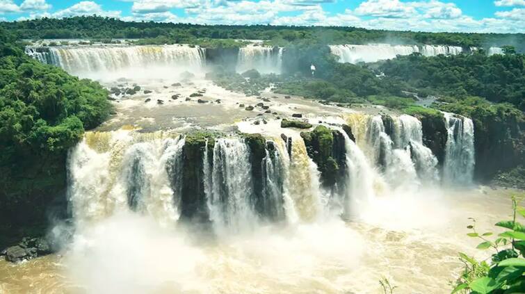 Waterfalls Cascading Down From High Hills Spectacular Scenery near Hyderabad Water Falls Near Hyderabad: హైదరాబాద్‌కు దగ్గర్లోనే అందమైన వాటర్ ఫాల్స్, పొద్దున్నే వెళ్తే సాయంత్రానికి వచ్చేయొచ్చు!