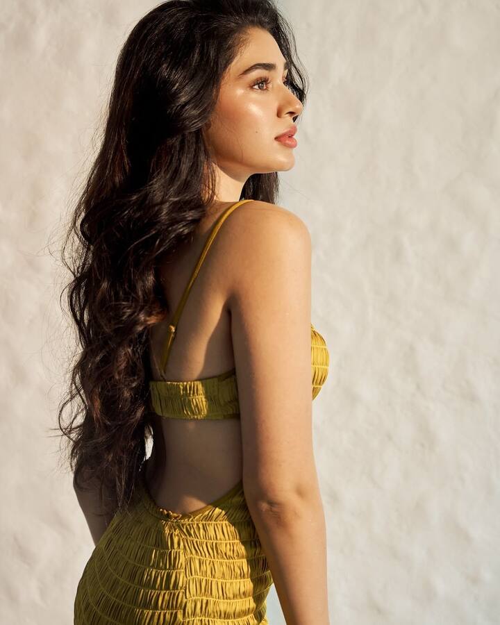 నెమ్మదిగా కృతిశెట్టి  నటించిన సినిమాలు హిట్ కాకపోవడంతో అవకాశాలు తగ్గాయి. Photo Credit: Krithi Shetty/Instagram