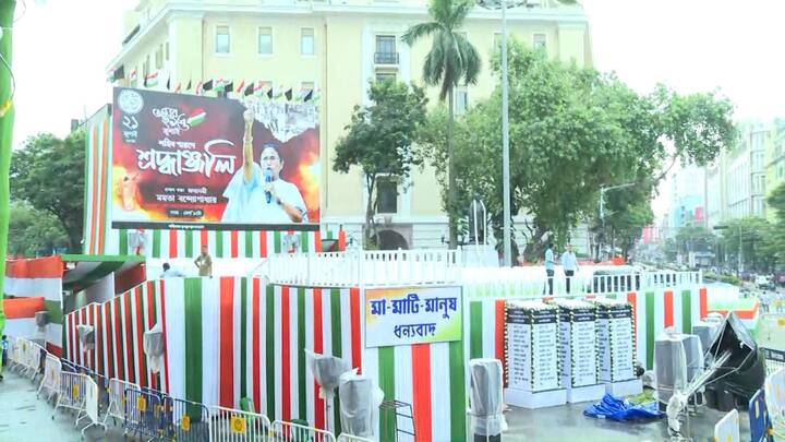 সাগরের কচুবেড়িয়া থেকে ভেসেলে চড়ে রওনা দিয়েছেন তৃণমূলের কর্মী, সমর্থকরা। কাকদ্বীপের লট এইট থেকে বাসে চড়ে যাবেন ধর্মতলায় একুশে জুলাইয়ের সমাবেশে যোগ দিতে।